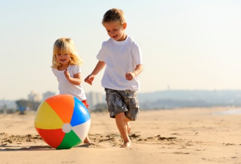 kids-on-beach